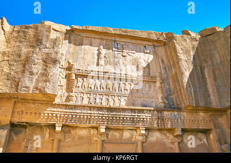 Les sculptures antiques sur la façade de couper dans la roche tombe d'Artaxerxès III, Persepolis, Iran. Banque D'Images