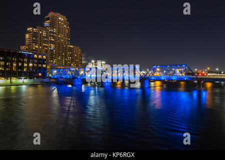 Blue Bridge at night, qui se reflète sur la rivière Grand à Grand Rapids, Michigan, USA Banque D'Images