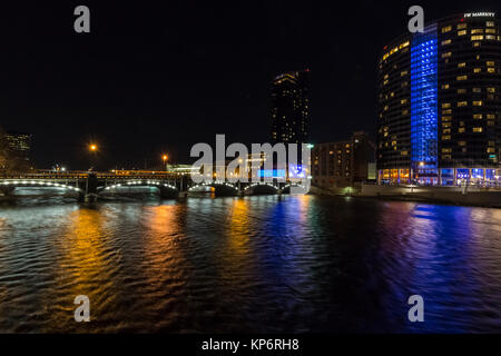 Lumières de la Pearl Street Bridge qui se reflète sur la rivière Grand, la nuit à Grand Rapids, Michigan, USA Banque D'Images