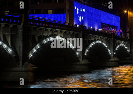 Lumières de la Pearl Street Bridge qui se reflète sur la rivière Grand, la nuit à Grand Rapids, Michigan, USA Banque D'Images