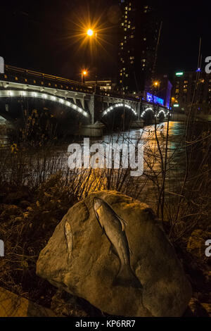 La sculpture de poisson par l'artiste Kevin Sudeith pétroglyphes près du musée public de Grand Rapids et le Pearl Street Bridge au-dessus de la rivière Grand à Grand Rapids, Banque D'Images