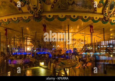 Dans le Carrousel 1928 Spillman musée public de Grand Rapids considéré de l'extérieur la nuit près de la rivière Grand à Grand Rapids, Michigan, USA Banque D'Images