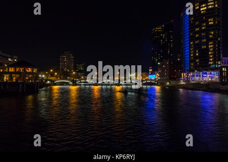 Lumières de la Pearl Street Bridge qui se reflète sur la rivière Grand, la nuit à Grand Rapids, Michigan, USA Banque D'Images