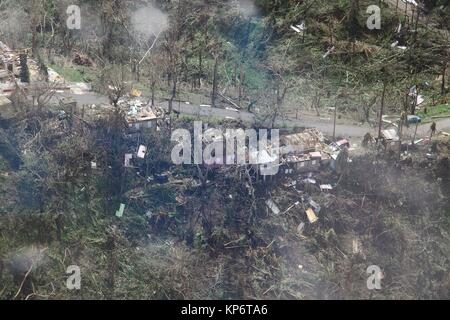 Vue aérienne de débris et de maisons endommagées à la suite du cyclone Maria le 23 septembre 2017 à Aguadilla, Puerto Rico. (Photo par Kris Grogan par Planetpix) Banque D'Images