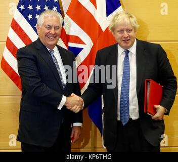 La secrétaire d'État des États-Unis, Rex Tillerson (à gauche) rencontre le ministre britannique des affaires étrangères, Boris Johnson au quartier général de l'OTAN le 6 décembre 2017 à Bruxelles, Belgique. (Photo par photo via le département d'État) Planetpix Banque D'Images