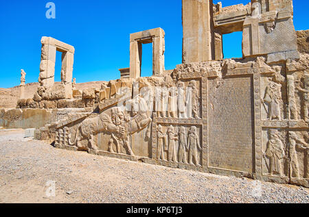 Le fragment de relief sur l'escalier du Tachara palace à Persépolis site archéologique, l'Iran. Banque D'Images