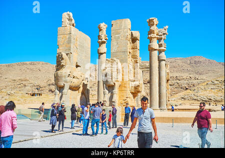 PERSEPOLIS, IRAN - le 13 octobre 2017 : toutes les nations (Xerxès) Porte de Persépolis est l'un des plus populaires monuments locaux, les touristes profiter de son point de vue à partir de Banque D'Images