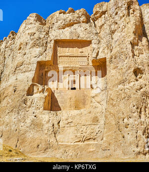 Sculpté dans la roche le mausolée de Darius II à Naqsh-e Rustam nécropole, à partir de la ci-dessous peut être vu préservé equestrian soulagement, l'Iran. Banque D'Images