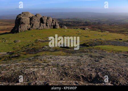 La recherche sur l'affleurement de granit vers l'est sa plus grande Haytor affleurement. Dartmoor National Park, Devon, UK. Dec 2017. Banque D'Images