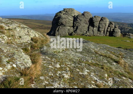 La recherche sur l'affleurement de granit vers l'est sa plus grande Haytor affleurement. Dartmoor National Park, Devon, UK. Dec 2017. Banque D'Images