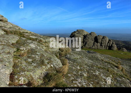 La recherche sur l'affleurement de granit vers l'est sa plus grande Haytor affleurement. Dartmoor National Park, Devon, UK. Dec 2017. Banque D'Images