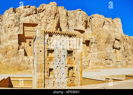 Panorama de Naqsh-e Rustam nécropole avec vue sur la tour de Zoroastre et tombeaux de Hossein monter sur l'arrière-plan, l'Iran. Banque D'Images