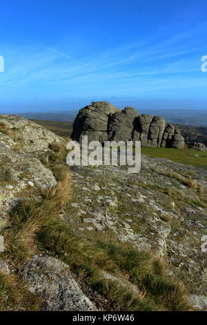 La recherche sur l'affleurement de granit vers l'est sa plus grande Haytor affleurement. Dartmoor National Park, Devon, UK. Dec 2017. Banque D'Images