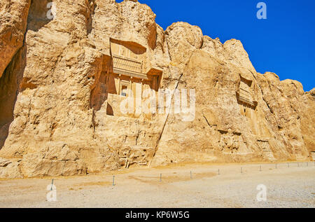 Zone archéologique de la Nécropole de Naqsh-e Rustam est la célèbre destination touristique de tombes anciennes, en falaise rocheuse, l'Iran. Banque D'Images