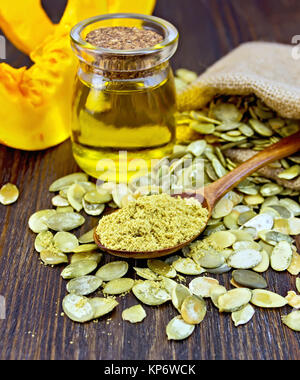 Cuillère de farine dans la citrouille avec l'huile et des sacs à bord Banque D'Images