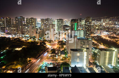 La nuit tombe sur la ville centre-ville de Honolulu Hawaii Metropolis United States Banque D'Images