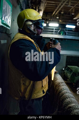 Océan Atlantique (31 déc. 7, 2017) Maître de Manœuvre 2e classe Darcus Morgan signale un bateau de débarquement, d'un coussin d'air dans le puits du navire d'assaut amphibie USS Iwo Jima (DG 7). Iwo Jima, composants de l'Iwo Jima Groupe amphibie et la 26e MEU sont la réalisation d'une unité de formation composite combinée exercice qui est l'aboutissement de la formation pour le Navy-Marine Corps équipe et les certifier pour le déploiement. (U.S. Navy Banque D'Images