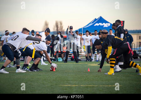 Marins et soldats alignés les uns contre les autres lors de la 18ème armée annuel/Navy flag football match entre le nord-ouest de la région de la Marine et joint Base Lewis-McChord tenue à Costen Turner Field. Le jeu a eu lieu avant la rivalité entre jeu de football U.S. Naval Academy, les aspirants de marine, et l'Académie militaire des États-Unis, de l'armée de chevaliers noirs. (U.S. Navy Banque D'Images