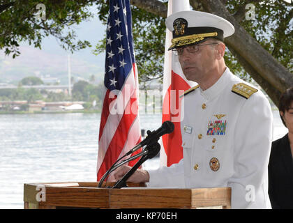 Adm arrière. Matthew J. Carter, commandant adjoint de la Flotte du Pacifique des États-Unis, donne la parole durant une journée au Joint Base Harbor-Hickam Pearl pour promouvoir la réconciliation, l'amitié et de la paix en souvenir de la perte de vie sur Oahu il y a 76 ans. La 76e commémoration de l'attaque de Pearl Harbor, co-organisé par l'armée américaine, le National Park Service et de l'État de New York, s'offrent aux anciens combattants, les membres de la famille, les membres de la communauté et la possibilité de rendre hommage aux sacrifices consentis par ceux qui étaient présents le 7 décembre 1941, ainsi que dans tout le théâtre du Pacifique. Depuis les attaques, le Banque D'Images