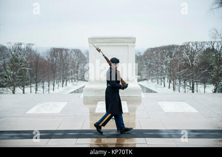 Une sentinelle affecté à l'infanterie US 3d Regiment (Vieille Garde) reste constamment vigile de la Tombe du Soldat inconnu lors de la première neige de la saison au cimetière national d'Arlington, Arlington, Virginie, le 9 décembre 2017. (U.S. Army Banque D'Images