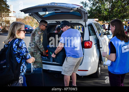 Pvt. Rod Valle aide les résidents de Ventura, Californie décharger les articles qu'ils ont été en mesure de récupérer le 9 décembre, après la visite de leur maison. En collaboration avec la Police de la ville de Ventura, des soldats de la Garde nationale de Californie Société chimique du 140e la navette résidents touchés par le Thomas à leur résidence et puis de nouveau à un moment au Temple Beth Torah. Banque D'Images