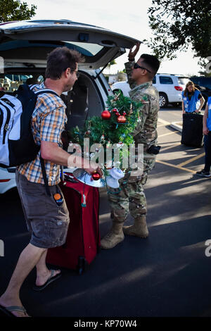 Pvt. Rod Valle aide les résidents de Ventura, Californie décharger les articles qu'ils ont été en mesure de récupérer le 9 décembre, après la visite de leur maison. En collaboration avec la Police de la ville de Ventura, des soldats de la Garde nationale de Californie Société chimique du 140e la navette résidents touchés par le Thomas à leur résidence et puis de nouveau à un moment au Temple Beth Torah. Banque D'Images