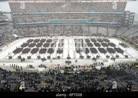 Les cadets de l'Académie militaire de faire une formation, le Lincoln Financial Field au cours de leur avant-match en mars pour le 118e match Army-Navy à Philadelphie le 9 décembre 2017. (DoD Banque D'Images