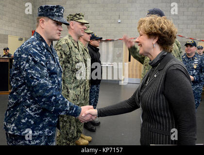 -- Mme Susan Brooks (R-D) Technicien de systèmes d'information se félicite de 1re classe Christopher Roberts accueil de son déploiement à l'air de Bagram pendant un week-end au forage Centre de soutien opérationnel de la Marine (CNTO) Indianapolis, 9 décembre. Mme Brooks a visité les marins afin de les maintenir à jour sur les projets de défense et les politiques en cours d'écriture. (U.S. Navy Banque D'Images