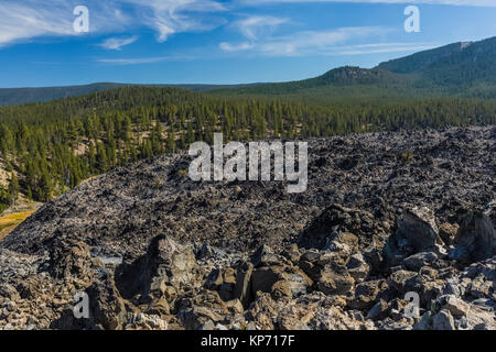 Vue du grand débit d'Obsidienne Trail, regarder sur grand débit d'obsidienne dans National Monument Volcanique Newberry, centre de l'Oregon, USA Banque D'Images