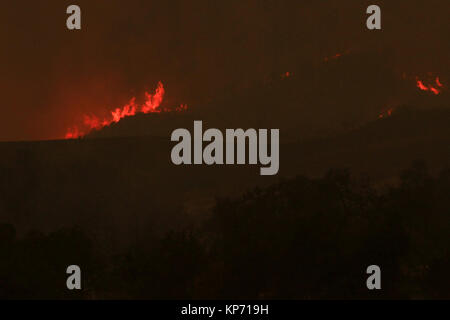 Flammes de l'incendie sont Thomas vu de l'air comme le feu continue de brûler dans le comté de Ventura, Californie, le samedi, Décembre 9, 2017. Par Thomas samedi soir, le feu a brûlé 173 000 hectares et détruit plus de 500 structures depuis qu'il a commencé le 4 décembre. (U.S. Air National Guard Banque D'Images