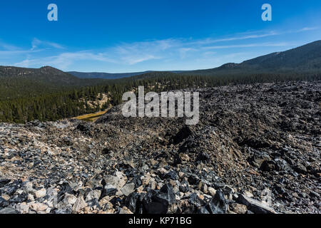 Vue du grand débit d'Obsidienne Trail, regarder sur grand débit d'obsidienne dans National Monument Volcanique Newberry, centre de l'Oregon, USA Banque D'Images