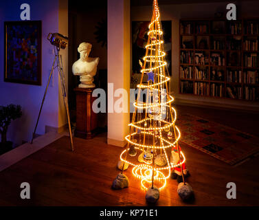 THÈME DE NOËL : arbre de Noël designer à l'intérieur de la résidence privée, Bad Toelz, Allemagne Banque D'Images