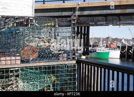 Des casiers à homard empilés à côté du hangar en bois rustique situé sur le bord de mer. Banque D'Images