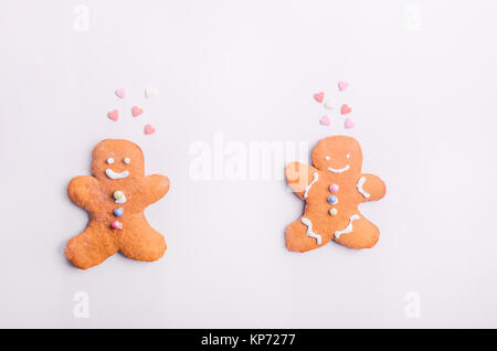 Gingerbread cookies couple pour la Saint-Valentin. L'homme et de la femme avec des émotions en forme de cœur sur le fond blanc. L'amour et de famille heureuse conce Banque D'Images