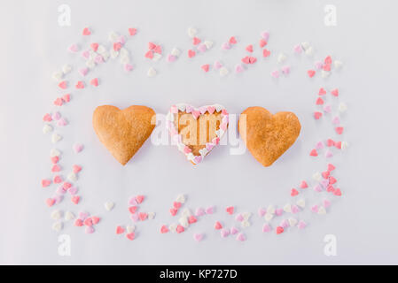 Des biscuits en forme de cœur dans le cadre de bonbons coeur de sucre décor sur le fond blanc. Concept de la Saint Valentin. Cadeau pour Amoureux. Sélectionnez Banque D'Images