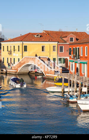 Fondamenta Sebastiano Santi et Ponte s. Martino, l'île de Murano, Venise, Italie, en fin de soirée chaleureuse lumière d'hiver Banque D'Images