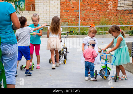 Les loisirs des enfants d'âge préscolaire. Animateurs lors d'une fête pour les enfants. Agir et le développement des jeux pour enfants Banque D'Images