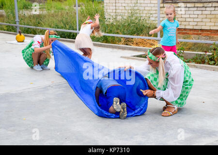 Les loisirs des enfants d'âge préscolaire. Animateurs lors d'une fête pour les enfants. Agir et le développement des jeux pour enfants Banque D'Images