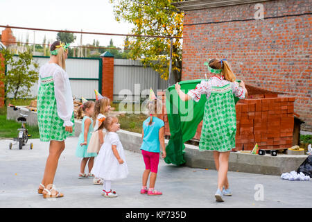 Les loisirs des enfants d'âge préscolaire. Animateurs lors d'une fête pour les enfants. Agir et le développement des jeux pour enfants Banque D'Images