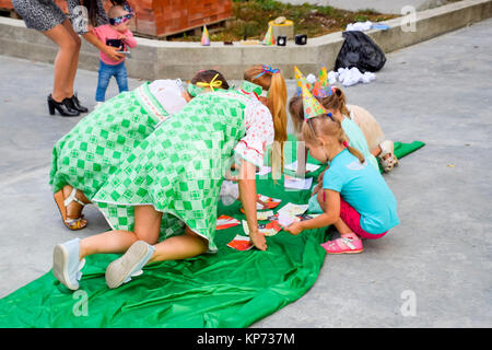 Les loisirs des enfants d'âge préscolaire. Animateurs lors d'une fête pour les enfants. Agir et le développement des jeux pour enfants Banque D'Images
