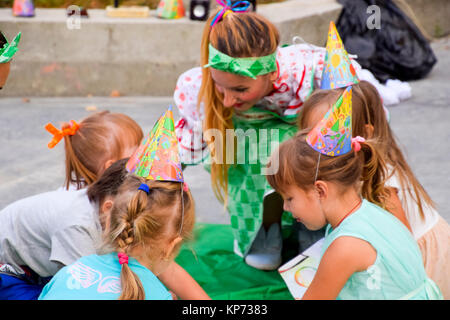 Les loisirs des enfants d'âge préscolaire. Animateurs lors d'une fête pour les enfants. Agir et le développement des jeux pour enfants Banque D'Images