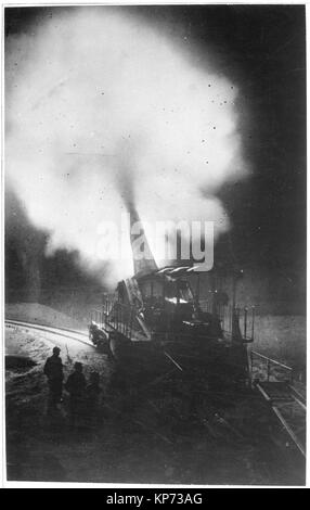 Plus grand French gun [320mm] au moment du tir au cours d'un bombardement de nuit. Le jet de fumée de l'explosion de l'accusation est un éclair de lumière la nuit et fait un plus. Banque D'Images