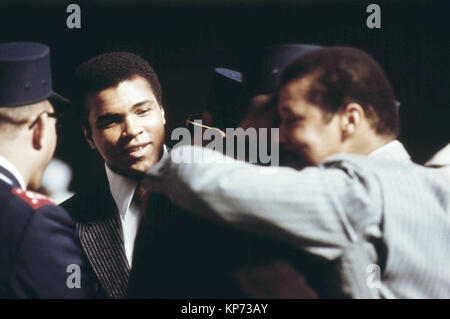 World Heavyweight Champion de boxe Muhammad Ali assiste à la musulmane noire service d'écouter à Elijah Muhammad livrer le message de la Journée annuelle du Sauveur. Banque D'Images