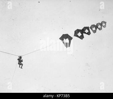 Le Lieutenant Kirk Stand de la U.S. Signal Corps levé vers le ciel par l'homme géant de Perkins kite au Camp Devens, Ayer, Massachusetts ca. 1918 Banque D'Images