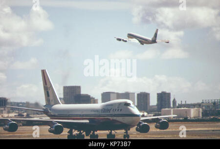 L'Aéroport International d'Honolulu s'occupe de presque tous les visiteurs de l'île. Près de 2,7 millions sont prévus en 1973, Octobre 1973 Banque D'Images