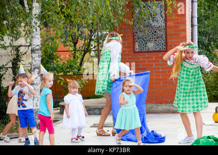 Les loisirs des enfants d'âge préscolaire. Animateurs lors d'une fête pour les enfants. Agir et le développement des jeux pour enfants Banque D'Images