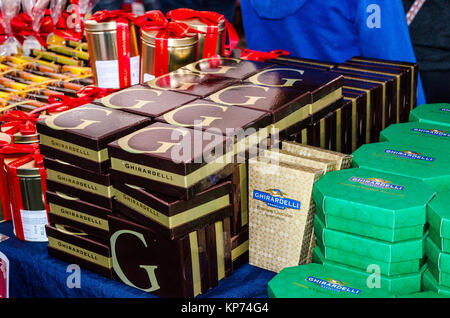 Une tente Noël vente à l'usine de biscuits au chocolat et outlet store dans Lathrop Californie Banque D'Images