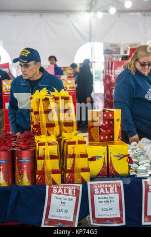 Une tente Noël vente à l'usine de biscuits au chocolat et outlet store dans Lathrop Californie Banque D'Images