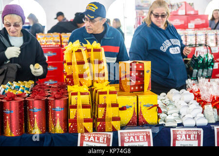 Une tente Noël vente à l'usine de biscuits au chocolat et outlet store dans Lathrop Californie Banque D'Images