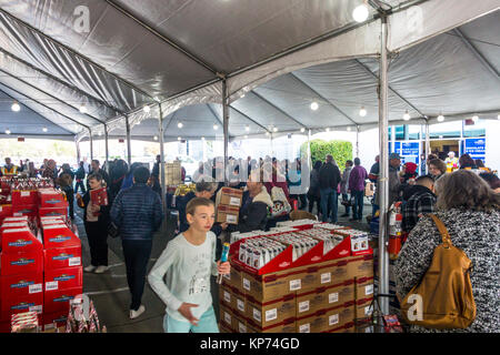 Une tente Noël vente à l'usine de biscuits au chocolat et outlet store dans Lathrop Californie Banque D'Images